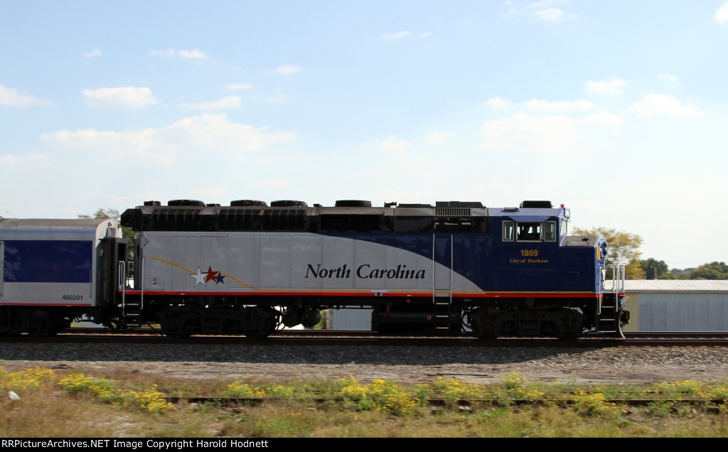 RNCX 1869 leads train 75 southbound